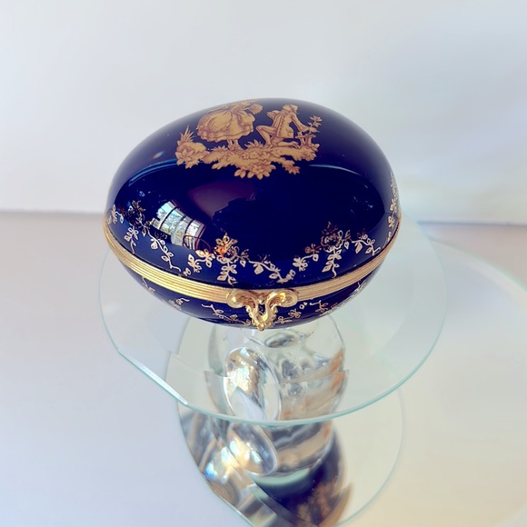 Limoges Cobalt Blue 22k Gilt Porcelain Egg Trinket Box Courting Couple Proposal - Picture 2 of 11